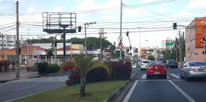 Um acidente de trânsito causou tumulto na Avenida Barão de Tatuí, deixando três pessoas feridas.