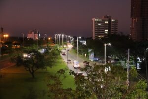 Avenida Eng. Carlos Reinaldo Mendes recebeu iluminação pública com tecnologia de LED
