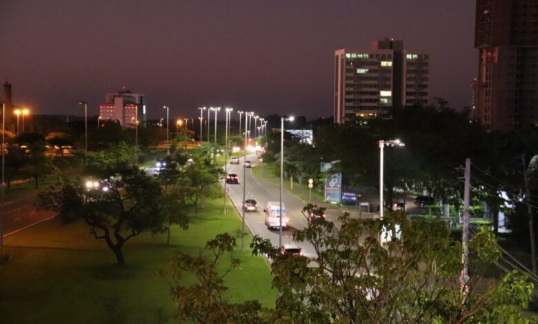 Avenida Eng. Carlos Reinaldo Mendes recebeu iluminação pública com tecnologia de LED