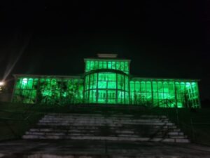 Dia Nacional dos Ostomizados recebe homenagem com iluminação especial do Palacete de Cristal do Jardim Botânico