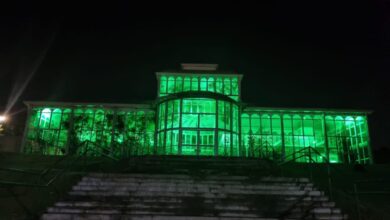 Dia Nacional dos Ostomizados recebe homenagem com iluminação especial do Palacete de Cristal do Jardim Botânico