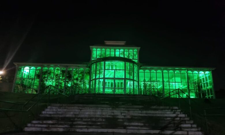 Dia Nacional dos Ostomizados recebe homenagem com iluminação especial do Palacete de Cristal do Jardim Botânico