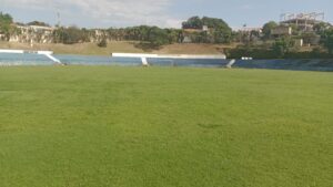 Gramado do CIC recebe controle fitossanitário e adubagem para entrega da revitalização