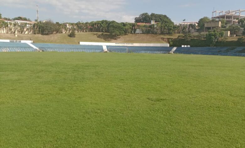 Gramado do CIC recebe controle fitossanitário e adubagem para entrega da revitalização