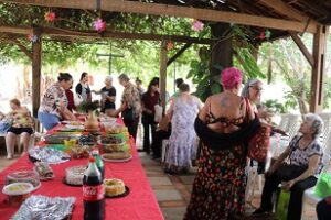 Confraternização de bordadeiras marca reabertura da cozinha caipira da Biblioteca Infantil de Sorocaba, após receber melhorias
