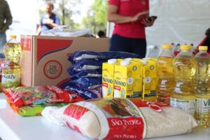 Drive-thru #AFOMENAOEFAKE! para o #DiadeDoar arrecadou cerca de três toneladas de alimentos