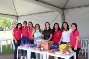 Drive-thru #AFOMENAOEFAKE! para o #DiadeDoar arrecadou cerca de três toneladas de alimentos