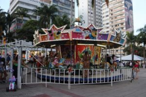 Prefeitura de Sorocaba promove lazer a crianças autistas em brinquedos do “Natal Iluminado 2022”
