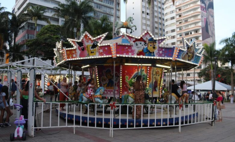 Prefeitura de Sorocaba promove lazer a crianças autistas em brinquedos do “Natal Iluminado 2022”