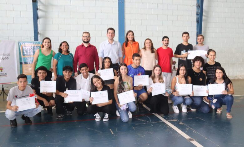 Prefeitura entrega novos certificados de conclusão do curso de Robótica do programa “PTS na Escola”