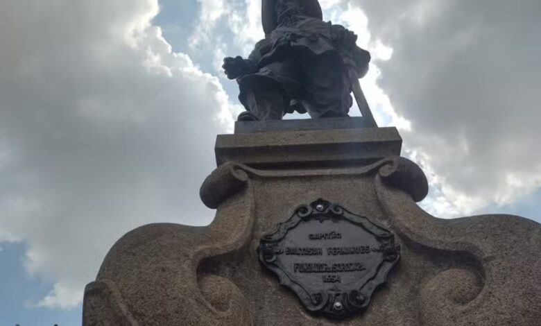 Placa de resina será colocada no monumento do fundador de Sorocaba após furto
