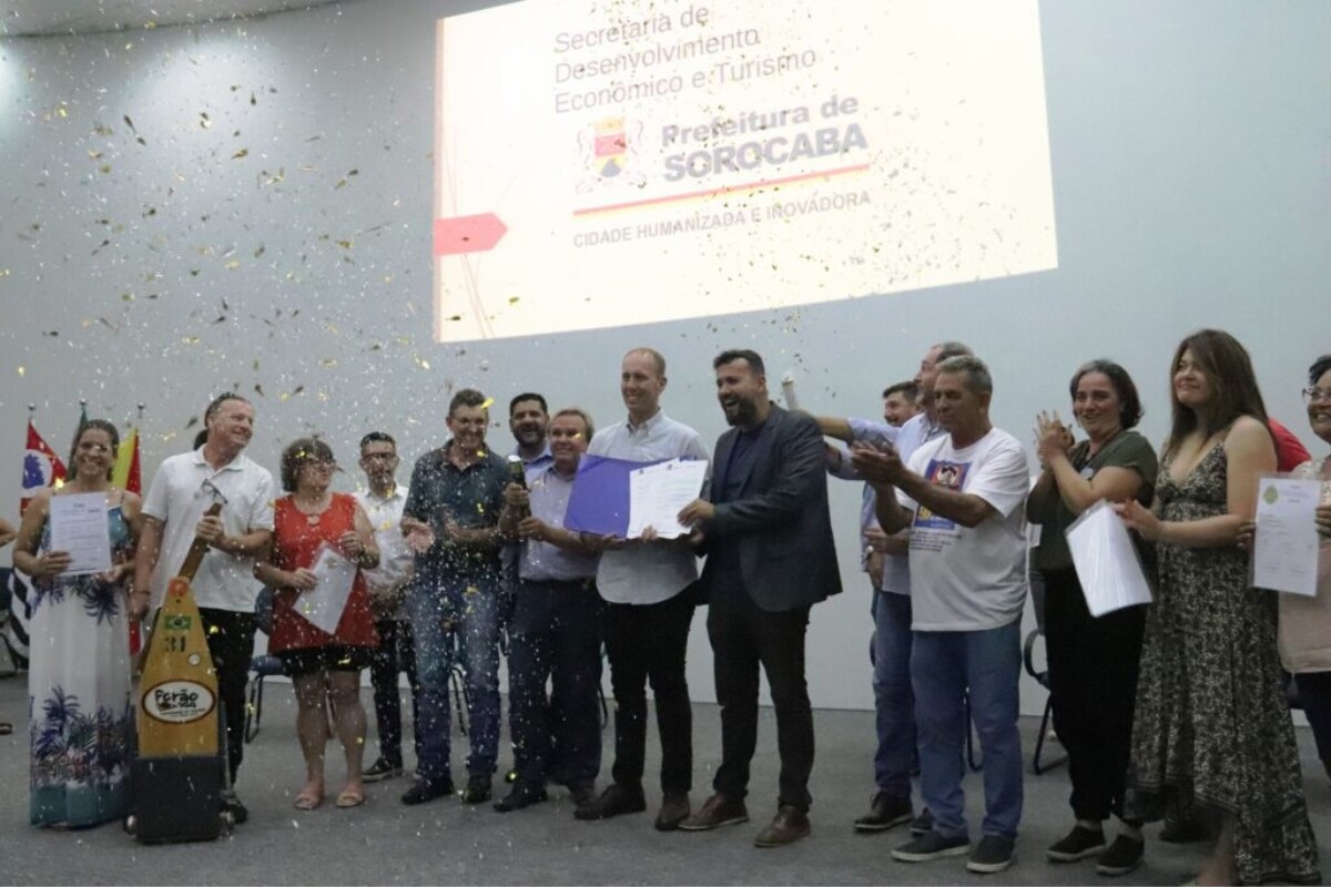 Feirantes e ambulantes recebem o Termo de Permissão em Sorocaba