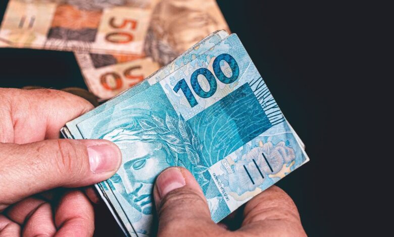 Sorocabanos usaram o 13º salário para pagar dívidas, segundo pesquisa