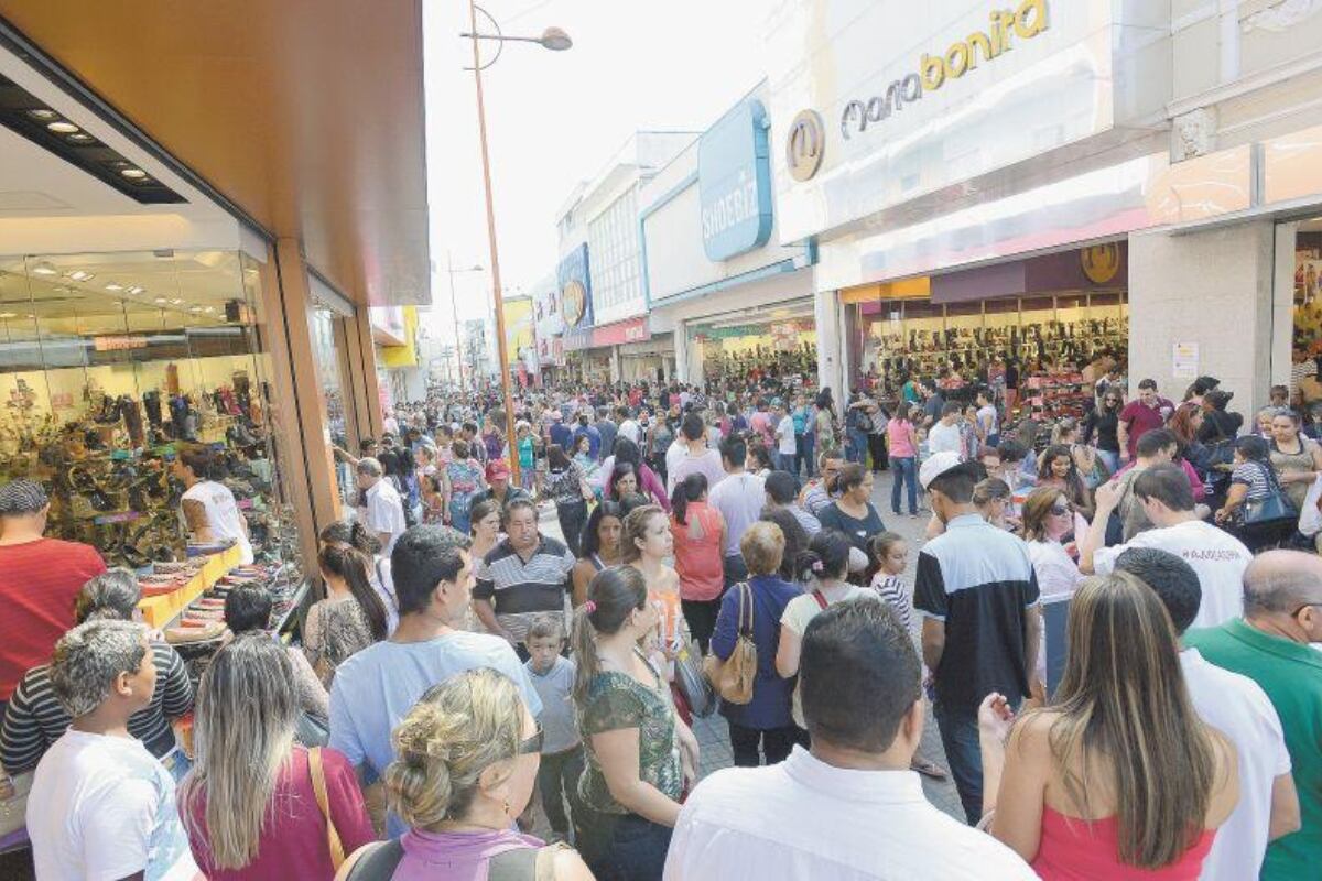 Comércio no centro de Sorocaba se mantém cheio há poucos dias do Natal