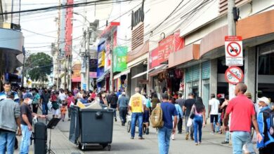 Comércio no centro de Sorocaba se mantém cheio há poucos dias do Natal