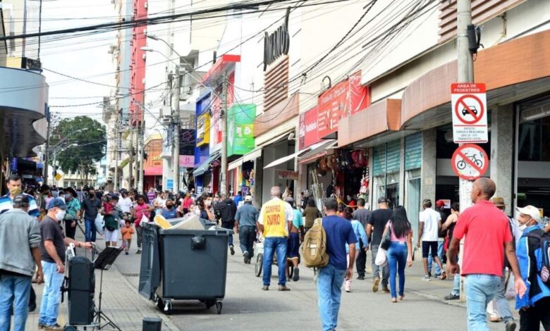 Comércio no centro de Sorocaba se mantém cheio há poucos dias do Natal