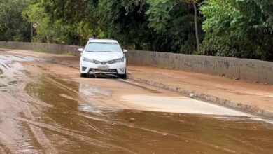 Após temporal, carro cai em cratera e motorista se fere em Sorocaba
