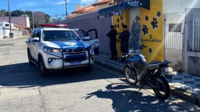 Homem é autuado pela GCM por estar empinando motocicleta e não ter habilitação na Vila Jardini em Sorocaba no sábado (30). (Foto: GCM/Divulgação)