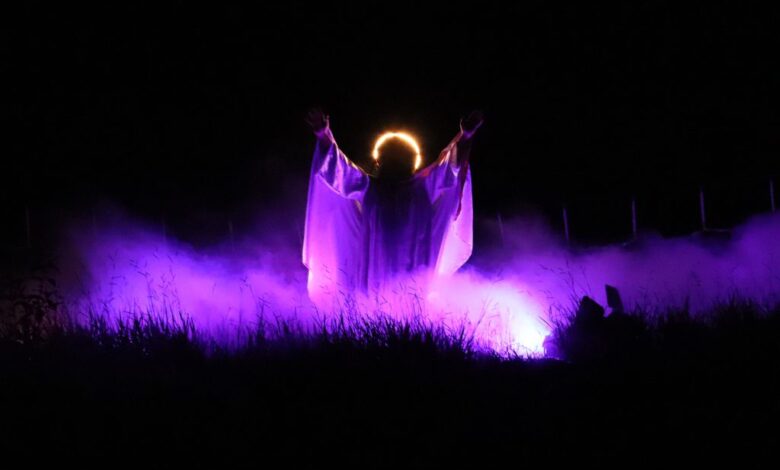Paixão de Cristo reúne multidão no Parque dos Espanhóis na sexta (29). (Foto: Eduardo Santinon/Secom Sorocaba).