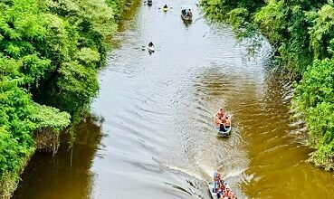 Descida de barco no Rio Sorocaba reúne cerca de 40 pessoas. (Foto: Carlos Sales/Secom e Ivan Sales/Saae).