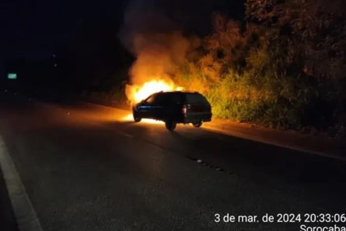Perigo na pista! Raposo Tavares é interditada após carro pegar fogo neste domingo (03)