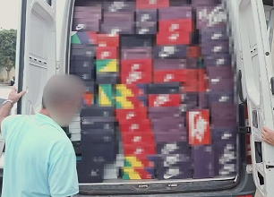 Homem é preso com mais de 3 mil pares de tênis falsos em Sorocaba. (Foto: Divulgação/Polícia Civil).