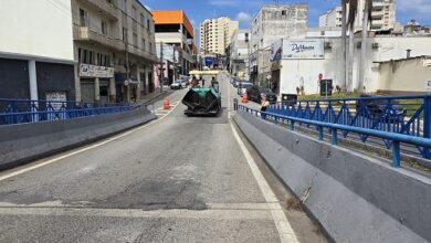 Máquinas operam no recapeamento do Viaduto Jânio Quadros até manhã desta quarta-feira (17). (Foto: Secom).