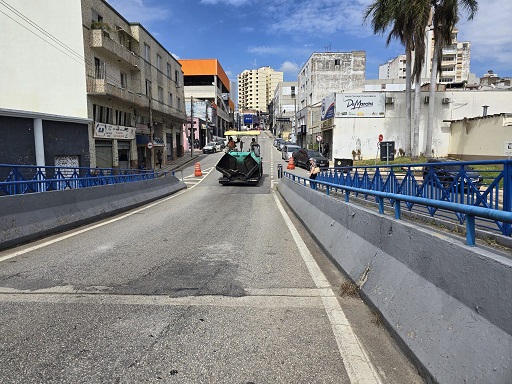 Máquinas operam no recapeamento do Viaduto Jânio Quadros até manhã desta quarta-feira (17). (Foto: Secom).