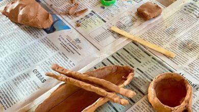 Clube da Melhor Idade “Roda Viva” participa de oficina e aborda aspectos da cultura indígena com a produção de peças em argila. (Foto: Sema/Divulgação).