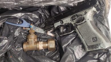 2 homens são detidos com réplica de arma de fogo pela GCM bairro Barcelona. (Foto: GCM).