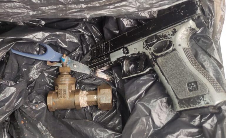 2 homens são detidos com réplica de arma de fogo pela GCM bairro Barcelona. (Foto: GCM).