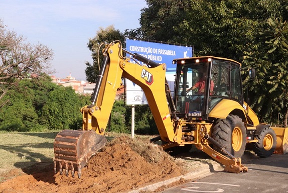 Jardim Santa Luiza começa a receber a construção de passarela e passeio público; investimento é de aproximadamente R$ 230 mil. (Foto: Renan Tonet).