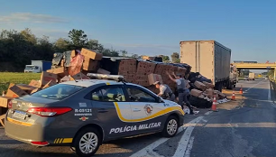 PEGO NO FLAGRA? Motorista socorrido após ACIDENTE em Sorocaba é PRESO POR SUSPEITA DE CONTRABANDO; carga tinha 340 MIL CIGARROS. (Foto: SSP/Divulgação)