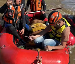TRAGÉDIA NO RS: Veterinários de Sorocaba que ajudaram a resgatar cavalo Caramelo volta a cidade. (Foto: Divulgação/Corpo de Bombeiros).