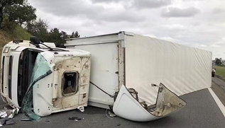 ACIDENTE: Motorista é socorrido em ESTADO GRAVE após carreta tombar em Sorocaba na terça (14). (Foto: Artesp/Divulgação)
