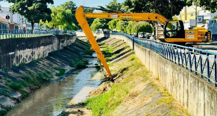 Córrego de bairro em Sorocaba passa por LIMPEZA desde segunda (6); VEJA ONDE FICA