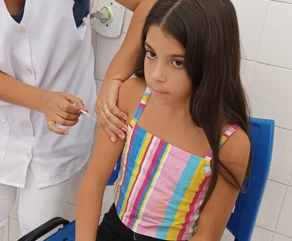 DENGUE: Mais de 500 crianças são VACINADAS contra a doença no PRIMEIRO DIA de imunização. (Foto: Secretaria da Saúde (SES)/Divulgação).