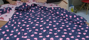 TRAGÉDIA NO RS: Voluntárias de Sorocaba PRODUZEM ponchos para enviar aos DESABRIGADOS por conta do avanço da frente fria. (Foto: Reprodução/TV TEM).