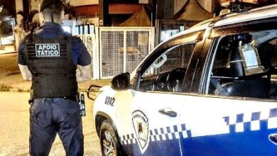 Homem é detido por AMEAÇAR A PRÓPRIA MÃE COM MARTELO neste domingo (23)