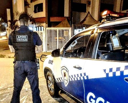 Homem é detido por AMEAÇAR A PRÓPRIA MÃE COM MARTELO neste domingo (23)